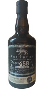 Eine Flasche Wolfburn Batch Nummer 458. Die Brennerei ist im Übrigen nach ihrer Wasserquelle benannt worden.