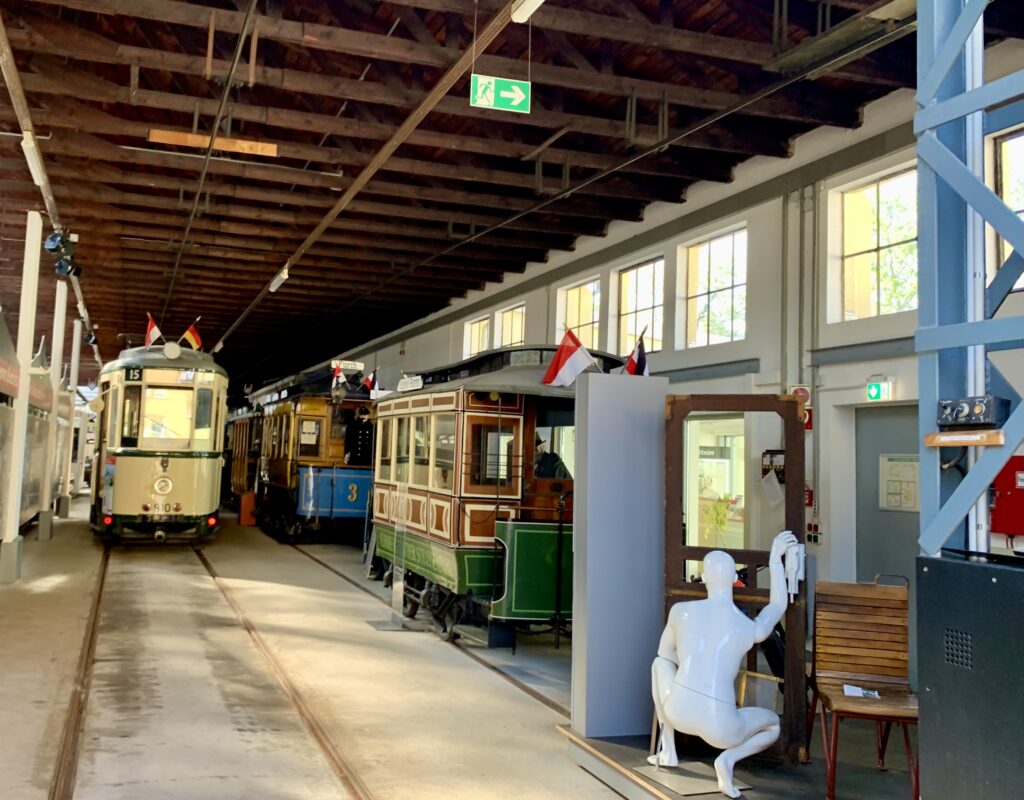 Ein Blick ins Museum des historischen Straßenbahndepots