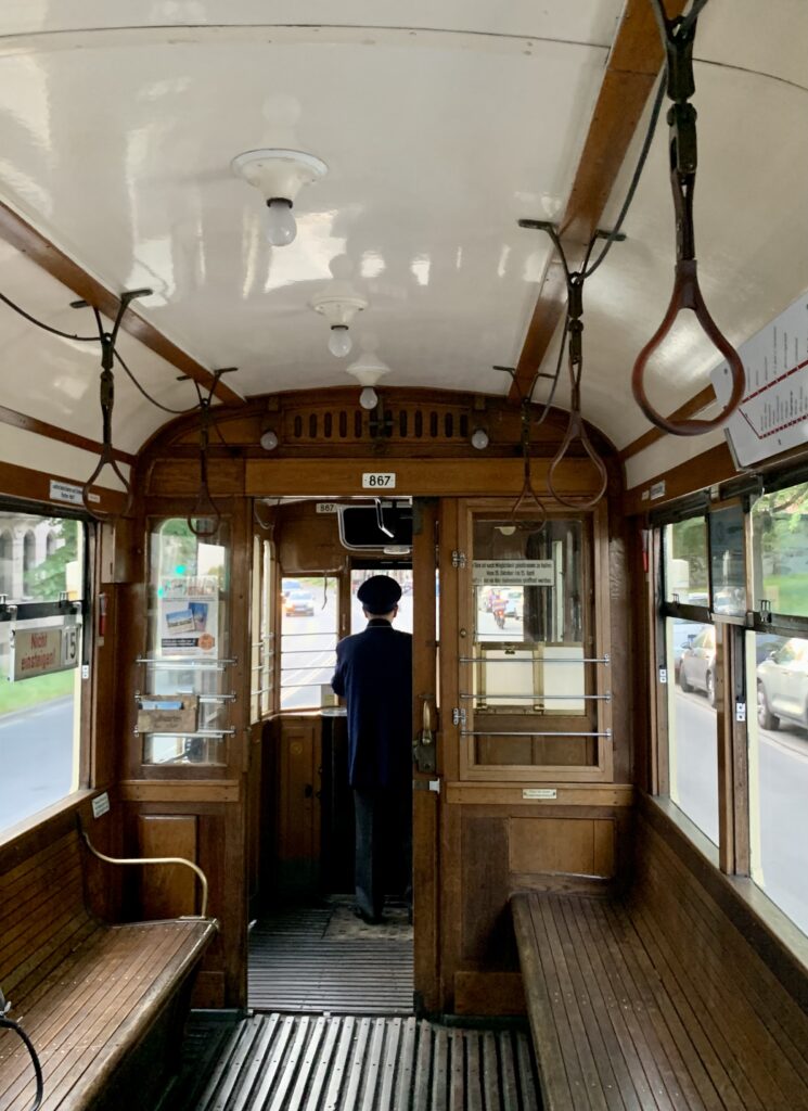 Tram von Innen, Blick auf den Fahrer
