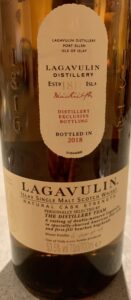 Eine Flasche Lagavulin Distillery Exclusive 2017