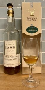 Eine Flasche Benromach 1982 von Gordon & MacPhail