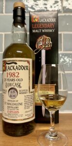 Eine Flasche St. Magdalene 1982 Raw Cask von Blackadder