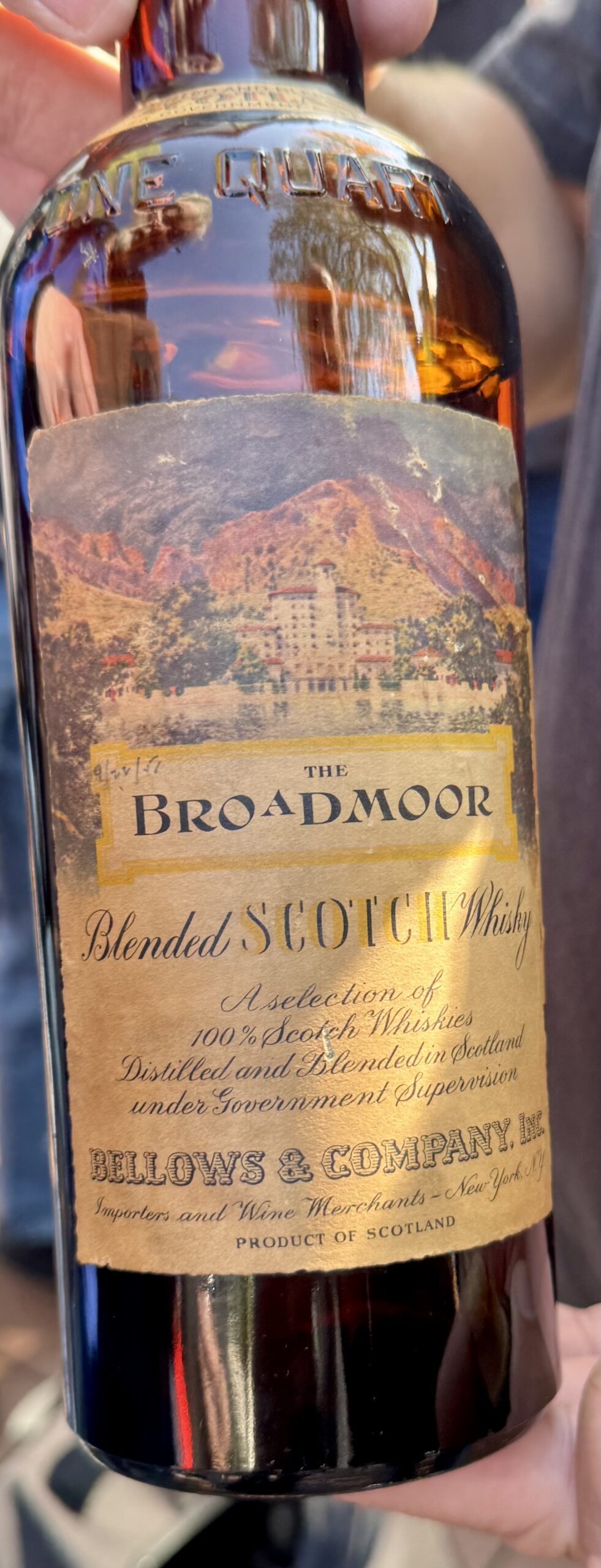 Eine Flasche The Broadmoor vermutlich vor 1930 gebrannt