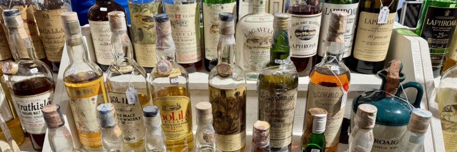 Ein Stand eines Whiskyhändlers mit alten und seltenen Flaschen