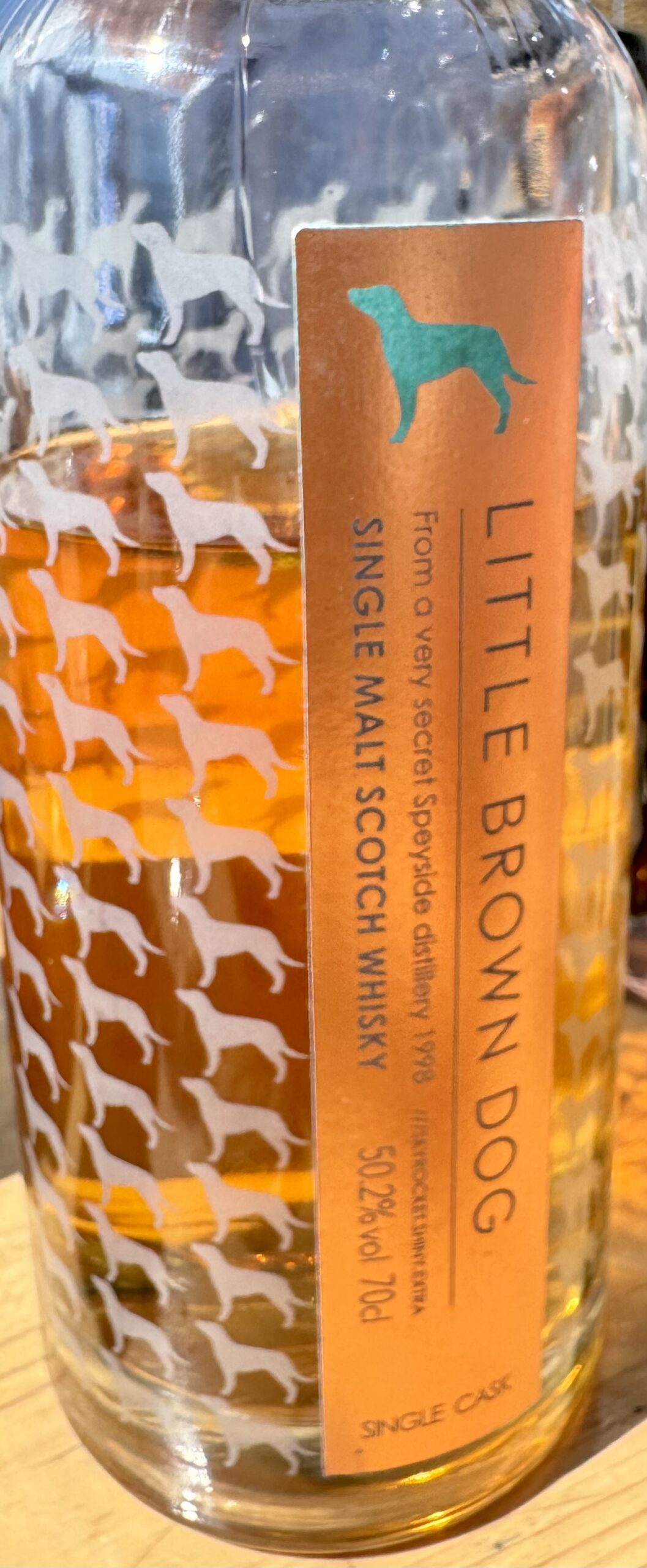 Eine Flasche Little Brown Dog very secret Speyside distillery