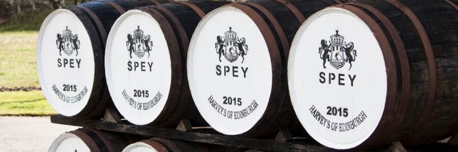 Gestapelte Fässer mit dem Aufdruck SPEY, CC by whiskyspeller.nl