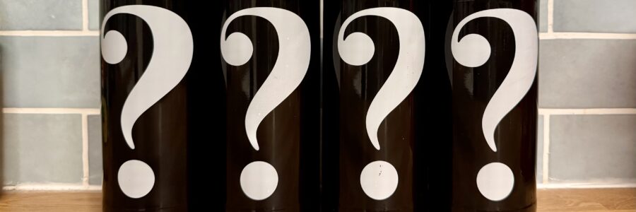 Vier Flaschen aus Batch 1 der Mystery Malts Reihe von den Thompson Brüdern