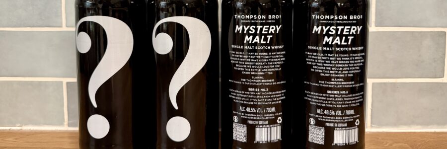 Vier Flaschen der Mystery Malt Series No.3, zwei mit der Fragenzeichen nach vorne, zwei mit dem Rückenlabel nach vorne. Noch erkennt man nicht was in den Flaschen steckt.