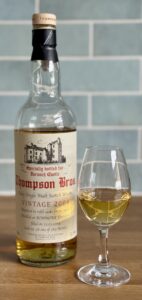 Eine Flasche Bowmore 2004 von Phil & Simon Thompson