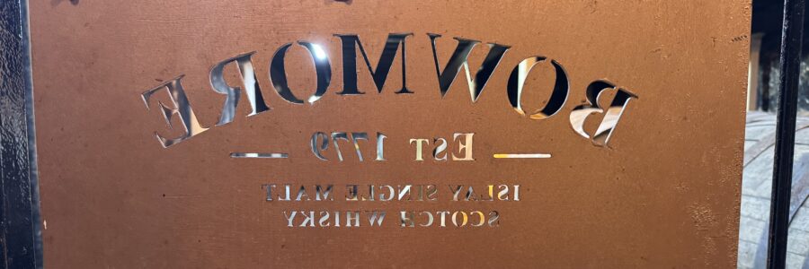 Bowmore Schild im Fassvault, von der Gegenseite fotografiert
