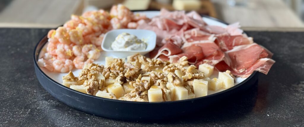 Platte mit Foodpairing: Schinken, Walnuss, Parmesan, Garnelen