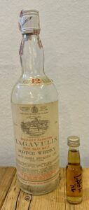 Eine Flasche Lagavulin 12 White Horse mit Sample