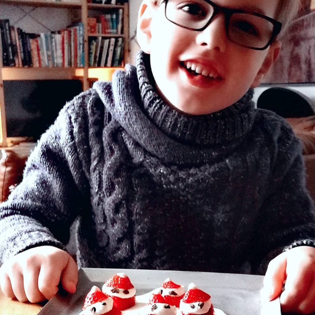 Kerstmannetjes met aardbeien en slagroom