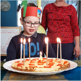 Een heel gelukkig mannetje met zijn keto cheese cake verjaardagstaart