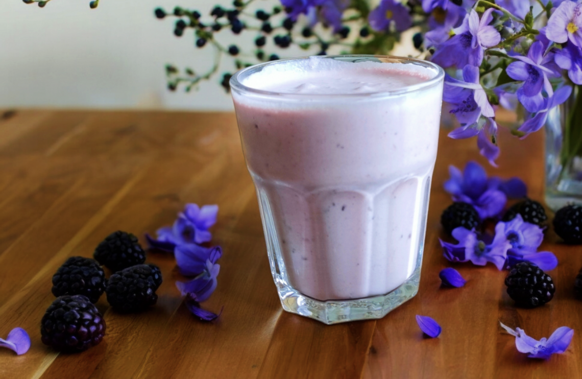 Paarse Keto Smoothie met bramen voor Purple Day