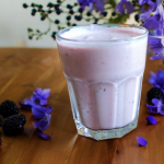 Paarse Keto Smoothie met bramen voor Purple Day