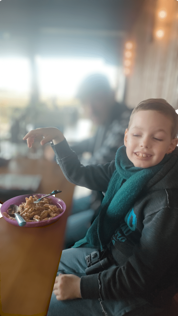 Naois geniet van zijn Keto pasta met macadamianoten.