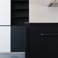 Op maat gemaakte keuken met kastenwand, keukeneiland en stalen vakkenkast - stalen vakkenkast van 4 mm plaatstaal afgewerkt met een matte poedercoating / poederlak