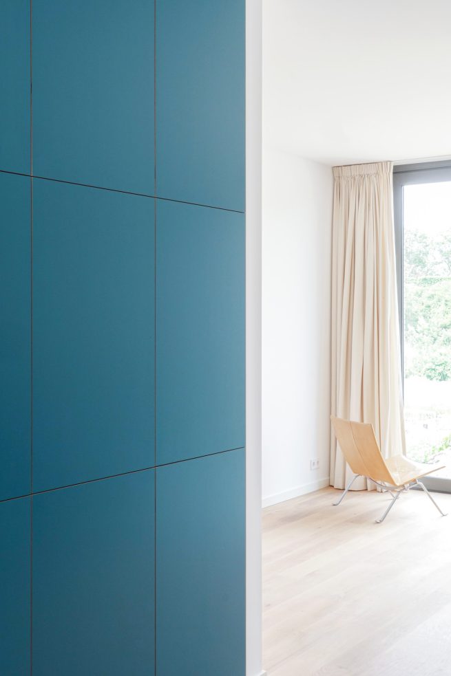 Kamerhoge blauwgroene inbouwkast op maat in woonkamer Amsterdam