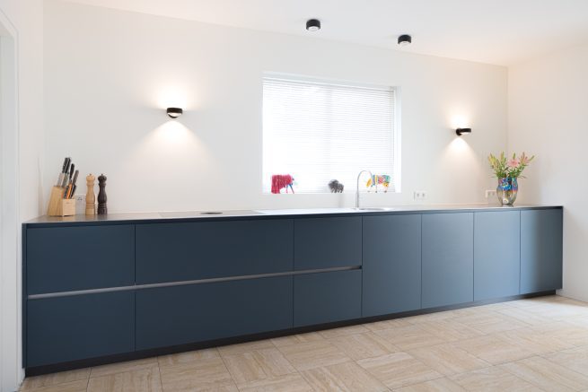 Greeploze blauwgrijze keuken op maat met massief RVS werkblad van 4,75 meter en Bora inductiekookplaat