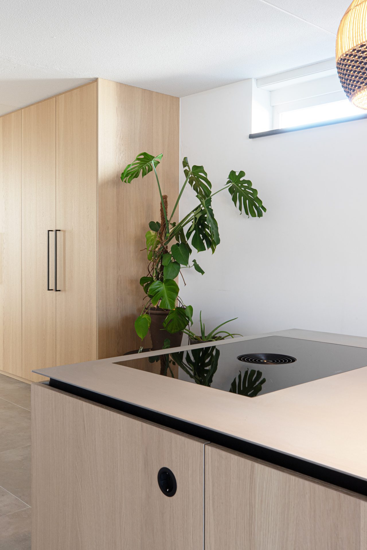 maatwerk-eiken-kast-wasmachine-cv-bora-rvs-blad Kookeiland op maat met Bora inductiekookplaat en geïntegreerde afzuiging, eikenfineer kastenwand