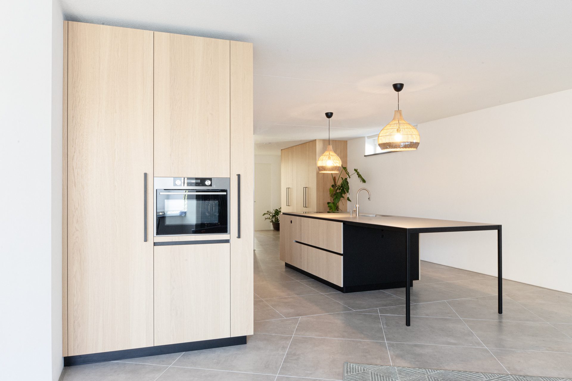 maatwerk-keuken-kookeiland-met-zitgedeelte-eiken-fineer-rvs-stalen-frame Kookeiland op maat met warmgewalst rvs-werkblad van 3,5 meter en stalen frame in Amsterdam