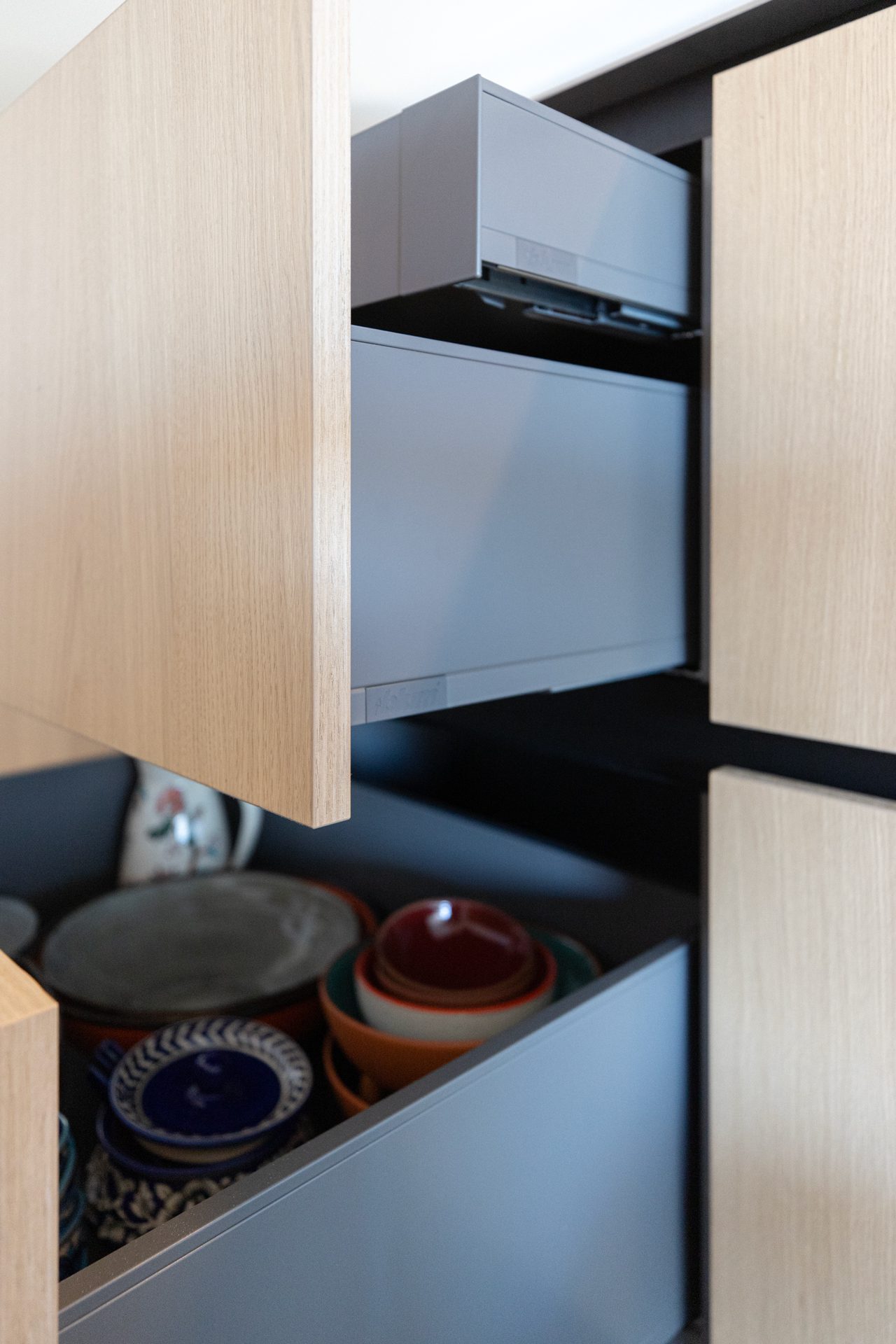 maatwerk-keuken-lades-eiken-fineer-antraciet-interieur-legrabox Blum Legrabox lades in maatwerk keuken met eikenfineer en antraciet interieur
