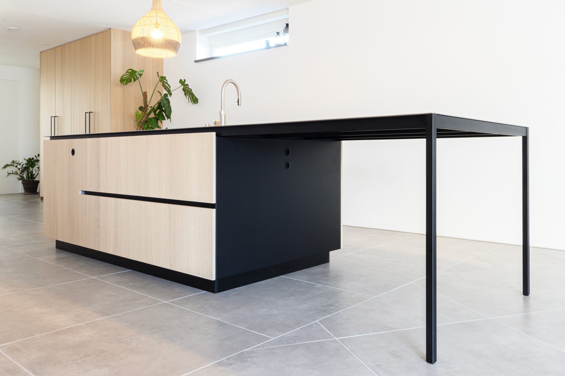 rank-keukeneiland-stalen-frame-zitgedeelte-rvs-werkblad Rank stalen frame kookeiland op maat met zitgedeelte en warmgewalst RVS werkblad