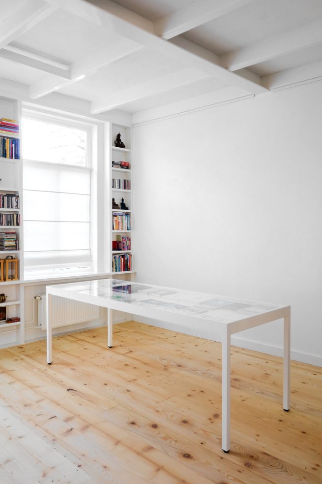 Design eettafel op maat van staal en glas met geïntegreerde boekenvitrine voor presenteren van boeken