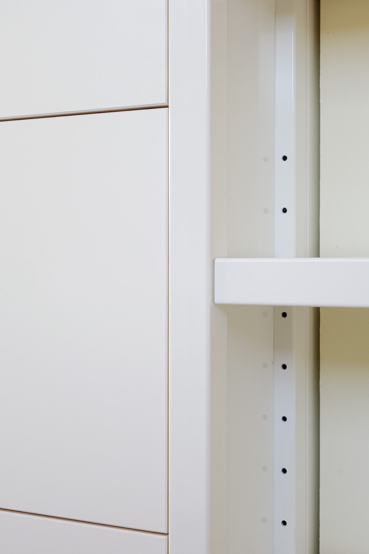 stalen-frame-keuken-wit-poedercoating-schap-verstelbaar Detailopname van de witte stalen keukenconstructie met kastfronten en gatenrij