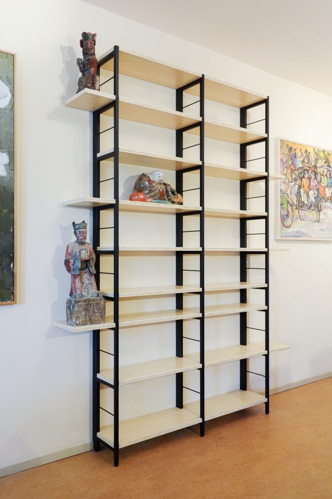 Maatwerk stalen frame boekenkast met bamboe planken en decoratieve objecten