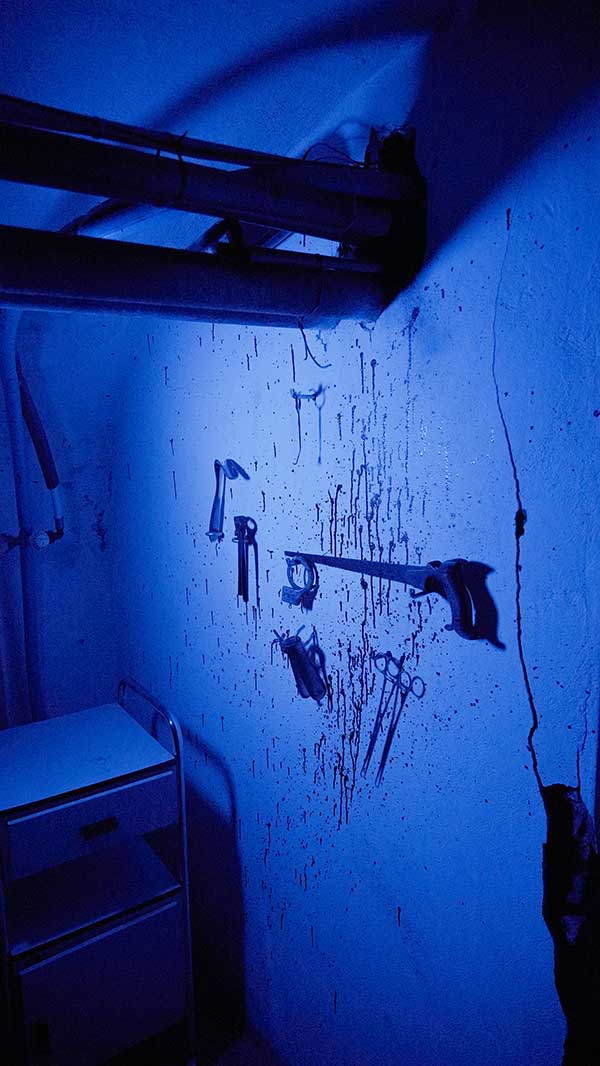 Bebloede tools in escape room The Asylum