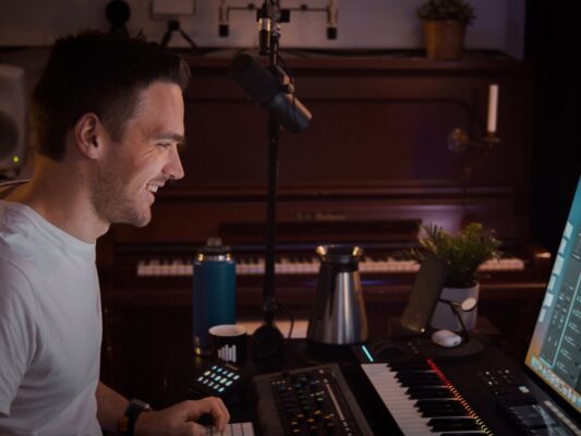 KMR studios Filip Killander vid dator 2023