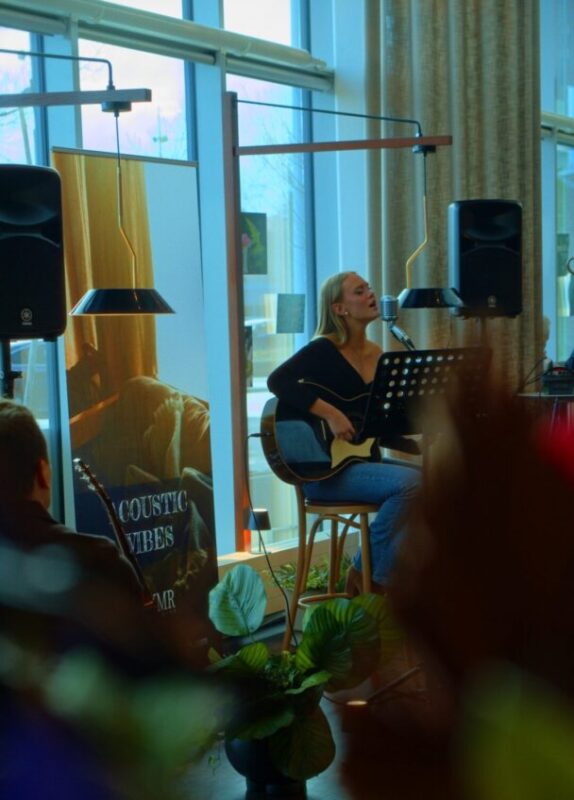 En kvinna som spelar gitarr och sjunger