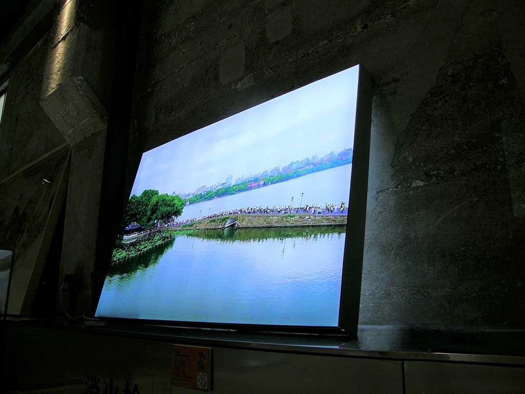 Kim Engelen, Empathetic Walking Panel, light-box-side-vieuw, 2020