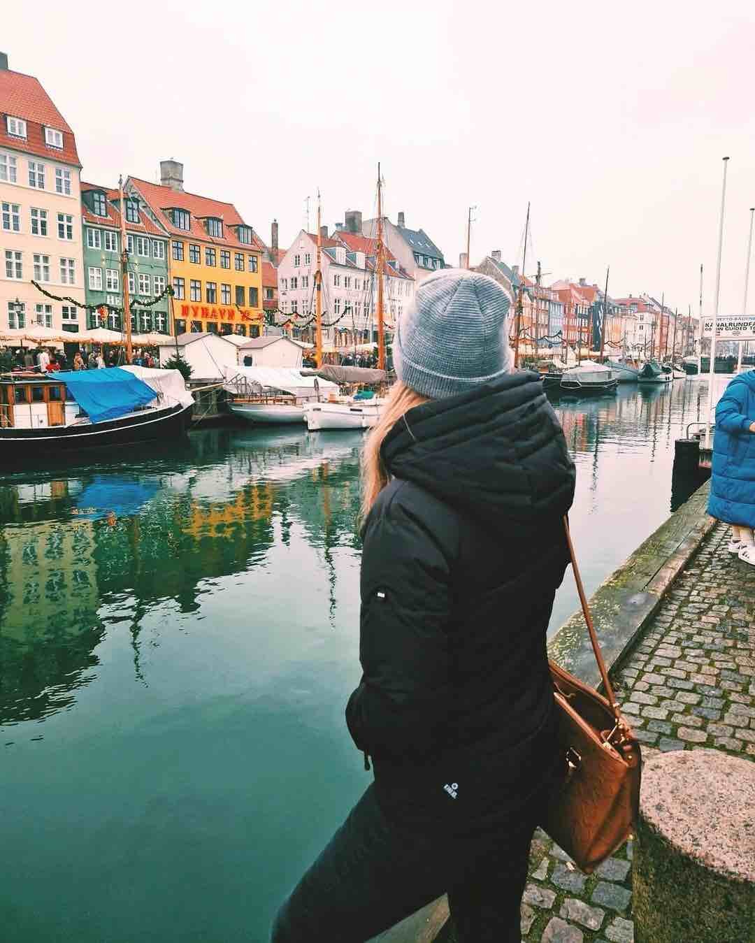 December is for Christmassy citytrips with the bestie .....#swipe#copenhagen#citybreak#christmasseason#europe#photography#inspo#cozyseason#travelagent#happyseason#december