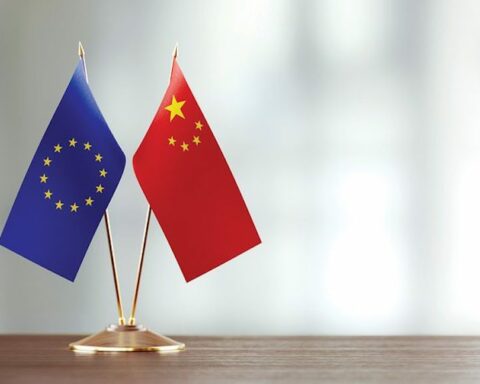 Kina och EU:s flagga tillsammans