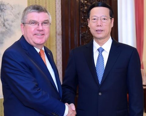 IOK:s ordförande Thomas Bach skakar hand med Kinas tidigare vide premiärminister Zhang Gaoli