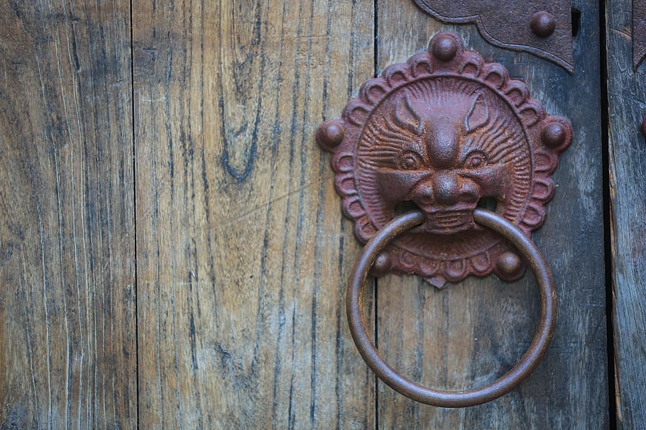 Kinesisk dörr med traditionellt handtag