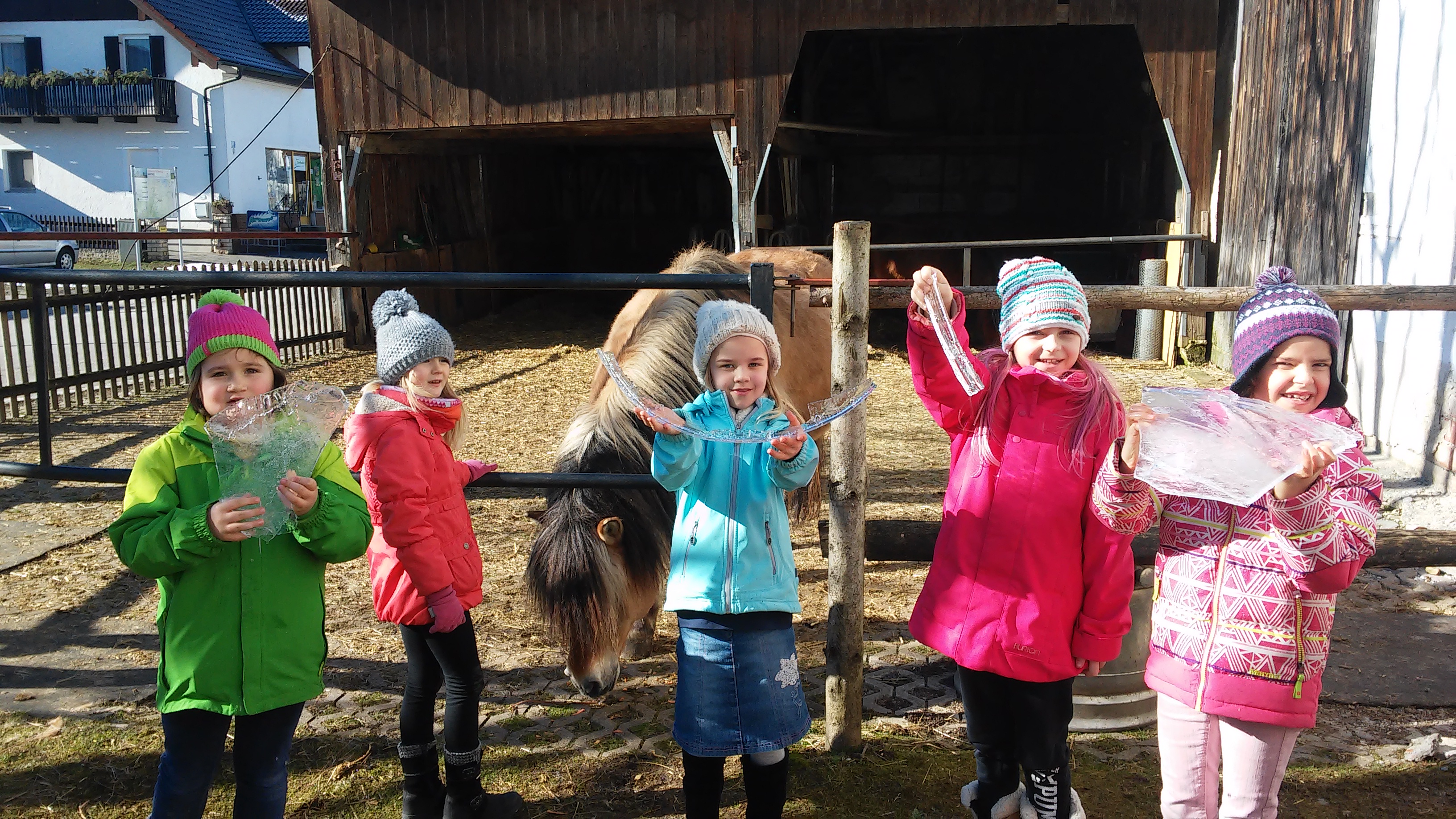 Kinderhort "Bunte Kleckse" Raisting - bei den Pferden