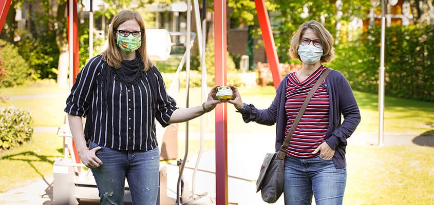 Spendenübergabe Heike Dewald und Büchereule Lia