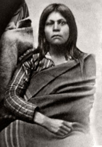 Valokuva naisesta, jonka uskotaan olevan Juana Maria, Nicoleño-heimon viimeinen eloonjäänyt jäsen. Kuva Southwest Museum of the American Indian -museon kokoelmista.
