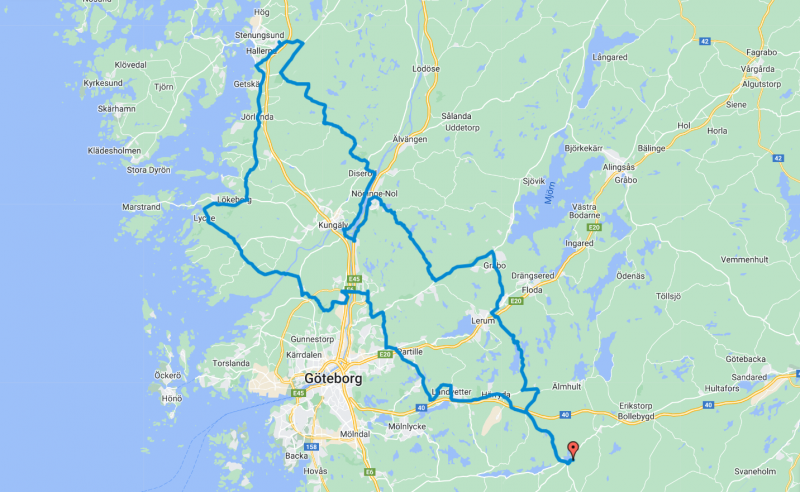 Skog, landsväg, asfalt och grus