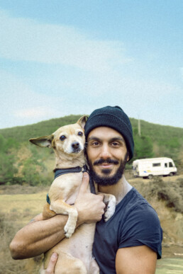 Gurgin Bakircioglu med sin hund framför sin husbil.