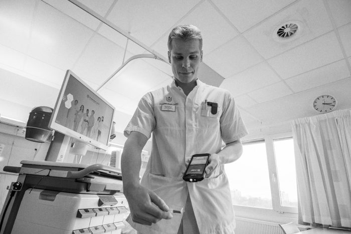 Edwin de Vrieze UMC verpleger aan het werk met Rover app.