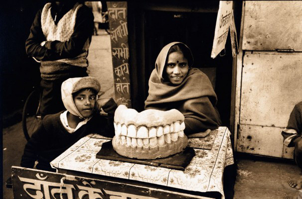 Dentist on the street in India | Photography by Michael Klinkhamer