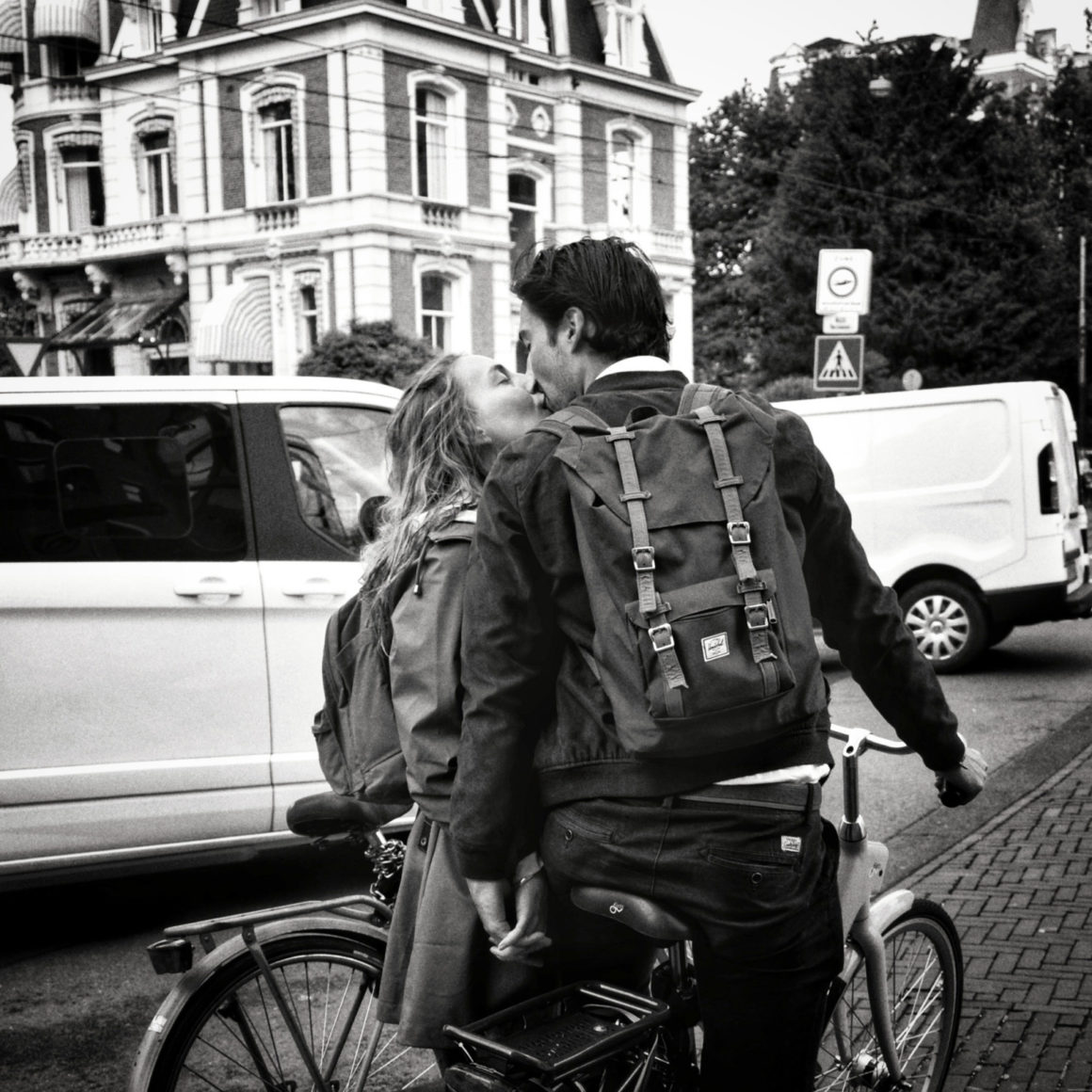 Amsterdam photo tour kissing couple by Michael Klinkhamer