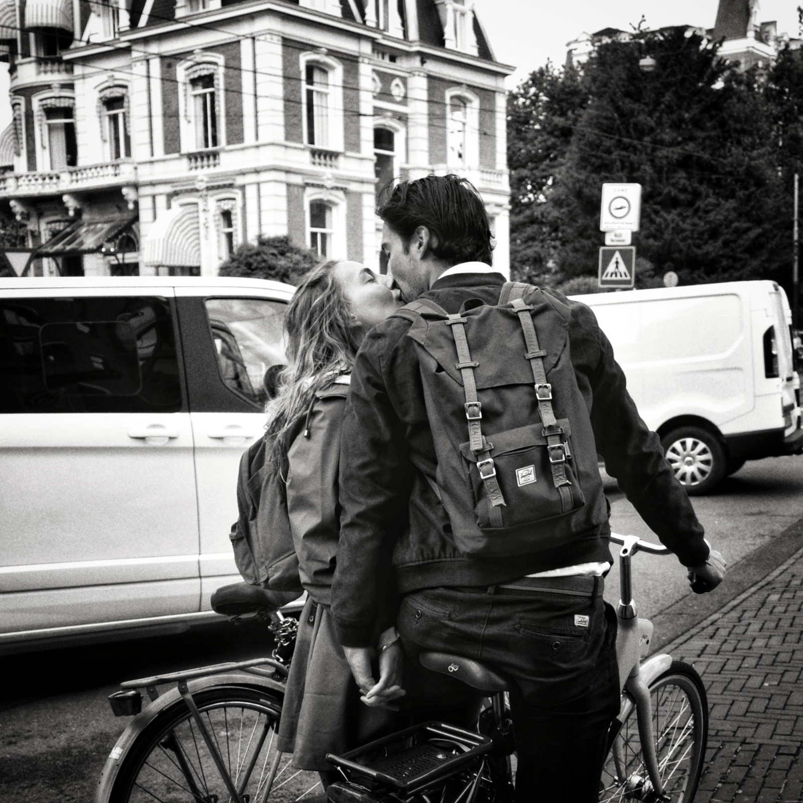 Kissing couples in the streets of Amsterdam