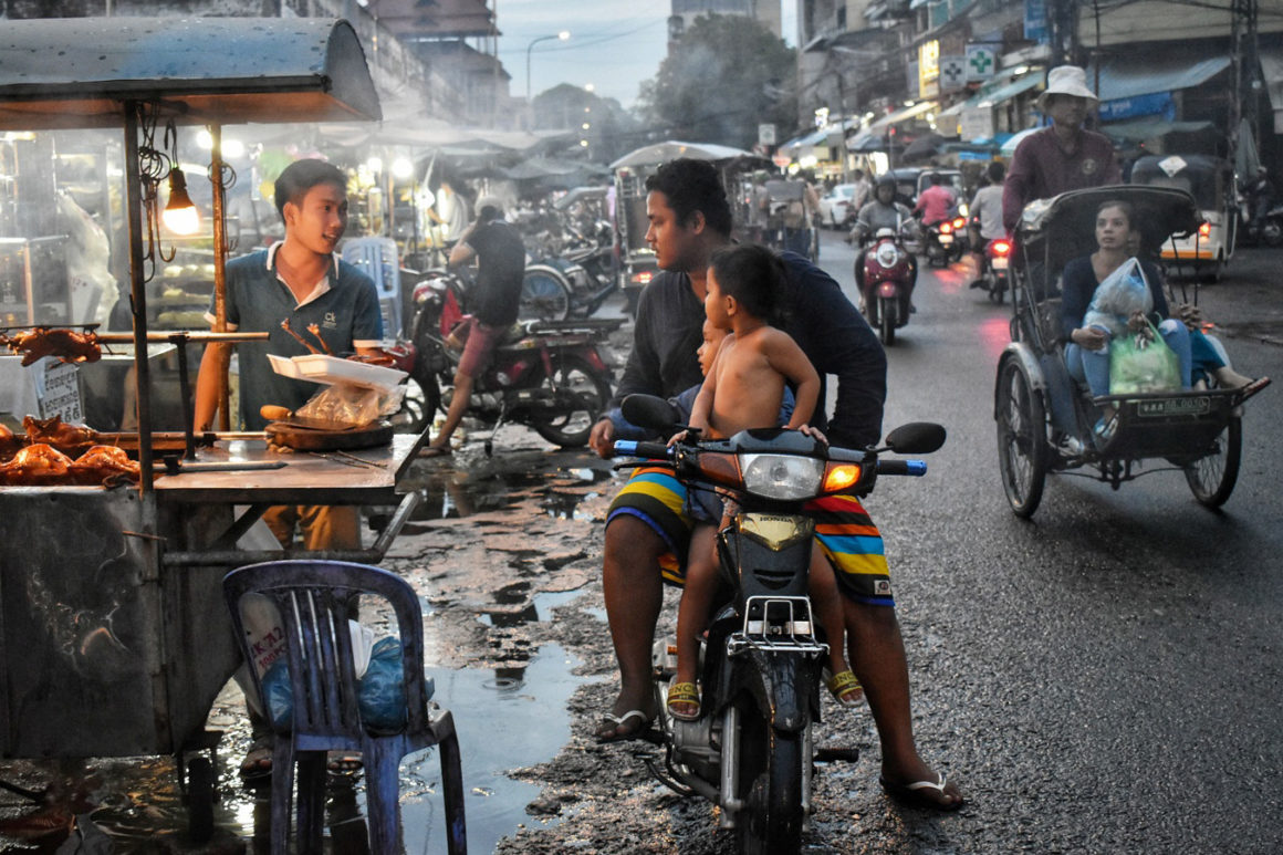 DE ALTIJD BRUISENDE STAD PHNOM PENH IN DE AVOND