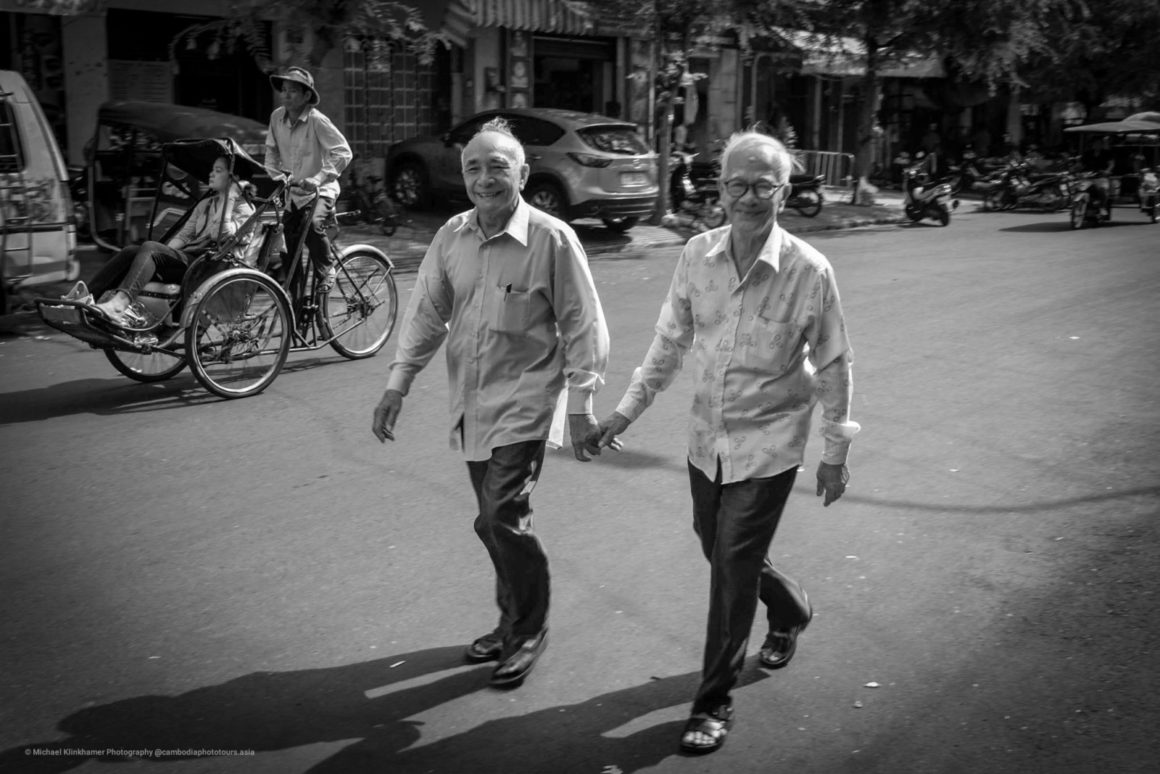 Een prachtig beeld van 2 gelukkige oudere mannen. Verschillende culturen verschillende gewoontes.